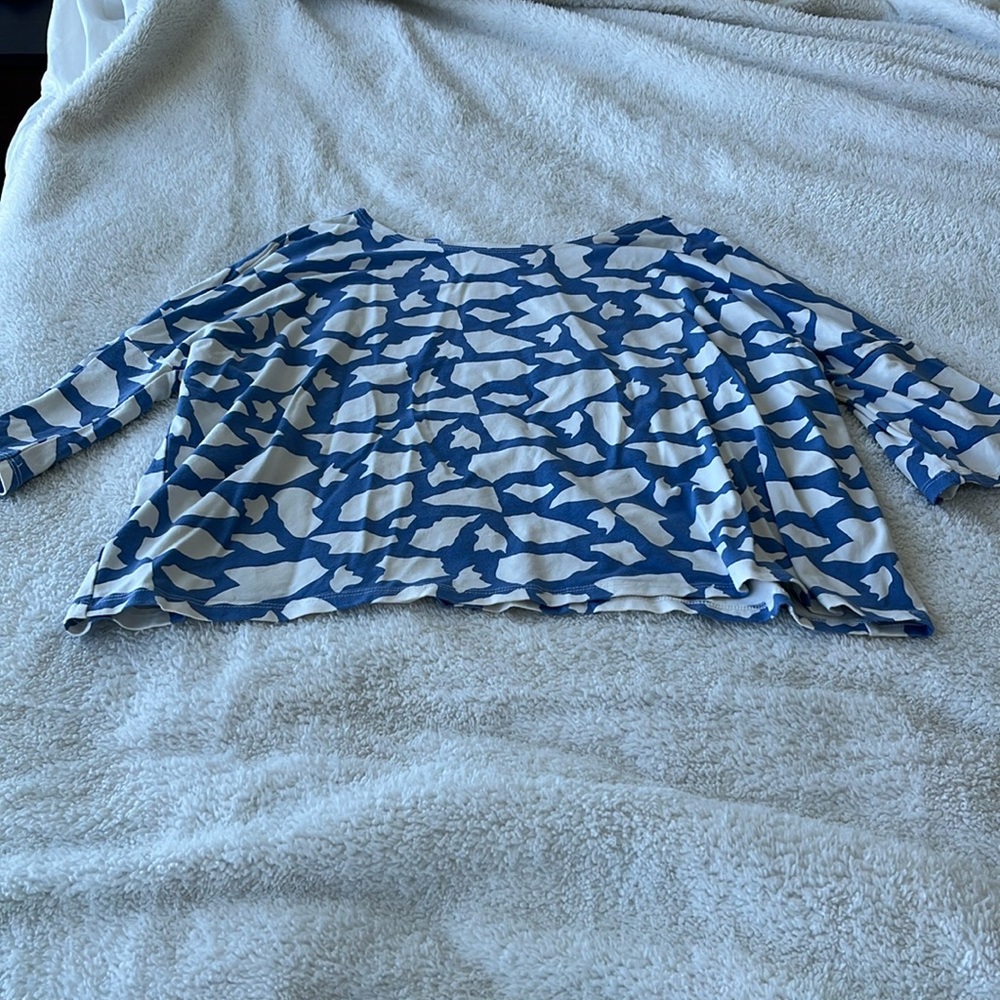 Blue pebbled fighting eel blouse